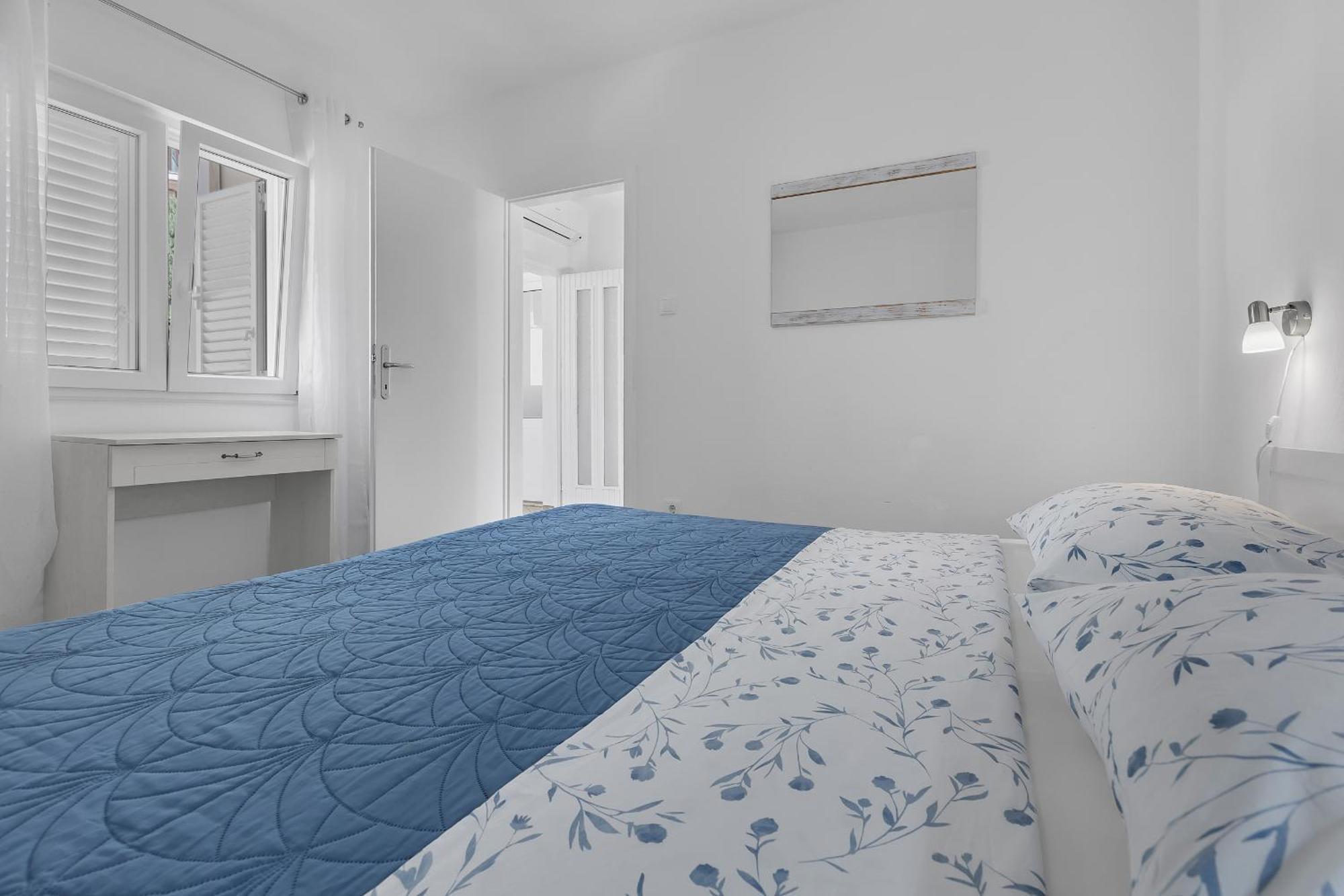 Apartments By The Sea Podgora, Makarska - 2596 Bilik gambar
