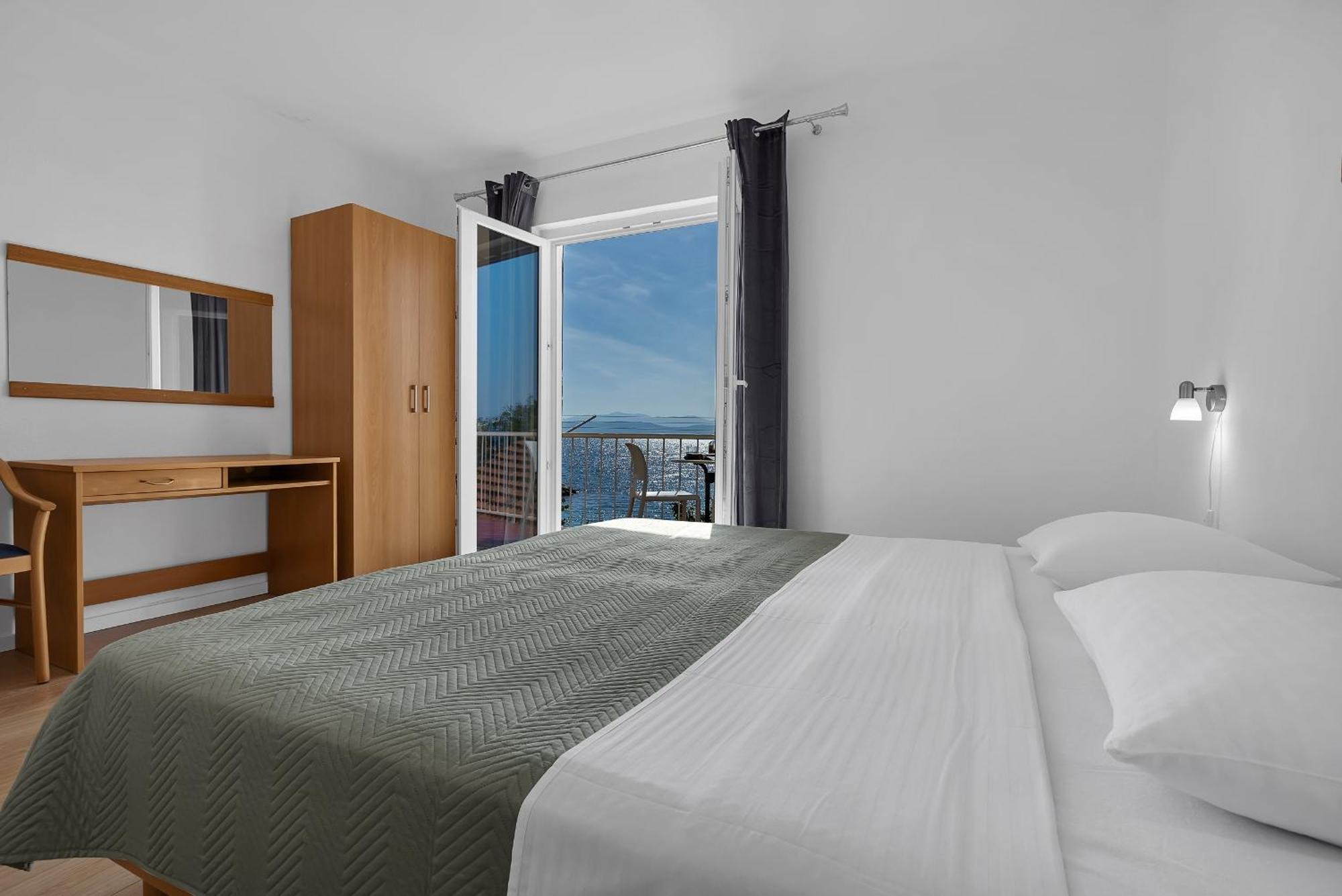 Apartments By The Sea Podgora, Makarska - 2596 Bilik gambar